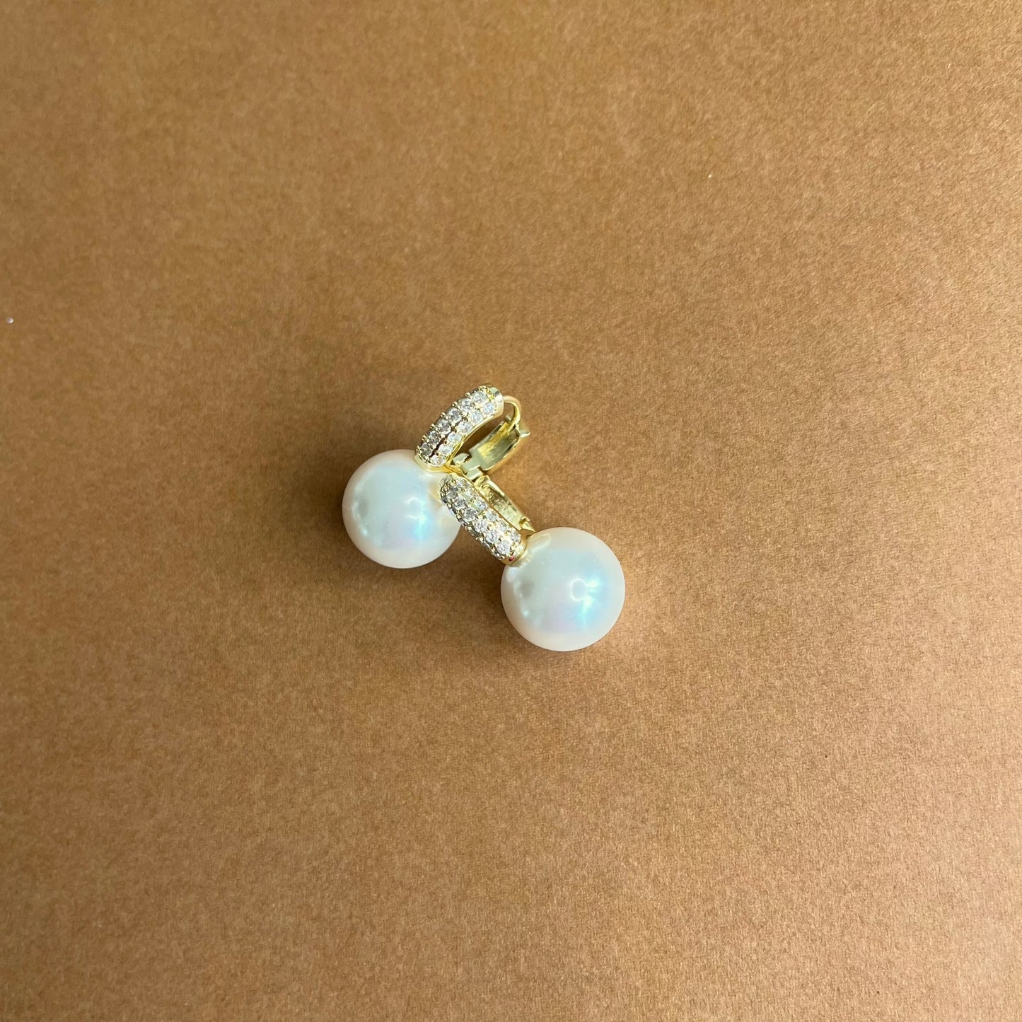 Diamonds meet pearl, shinny and charming earring - Bellemargarita Jewelry