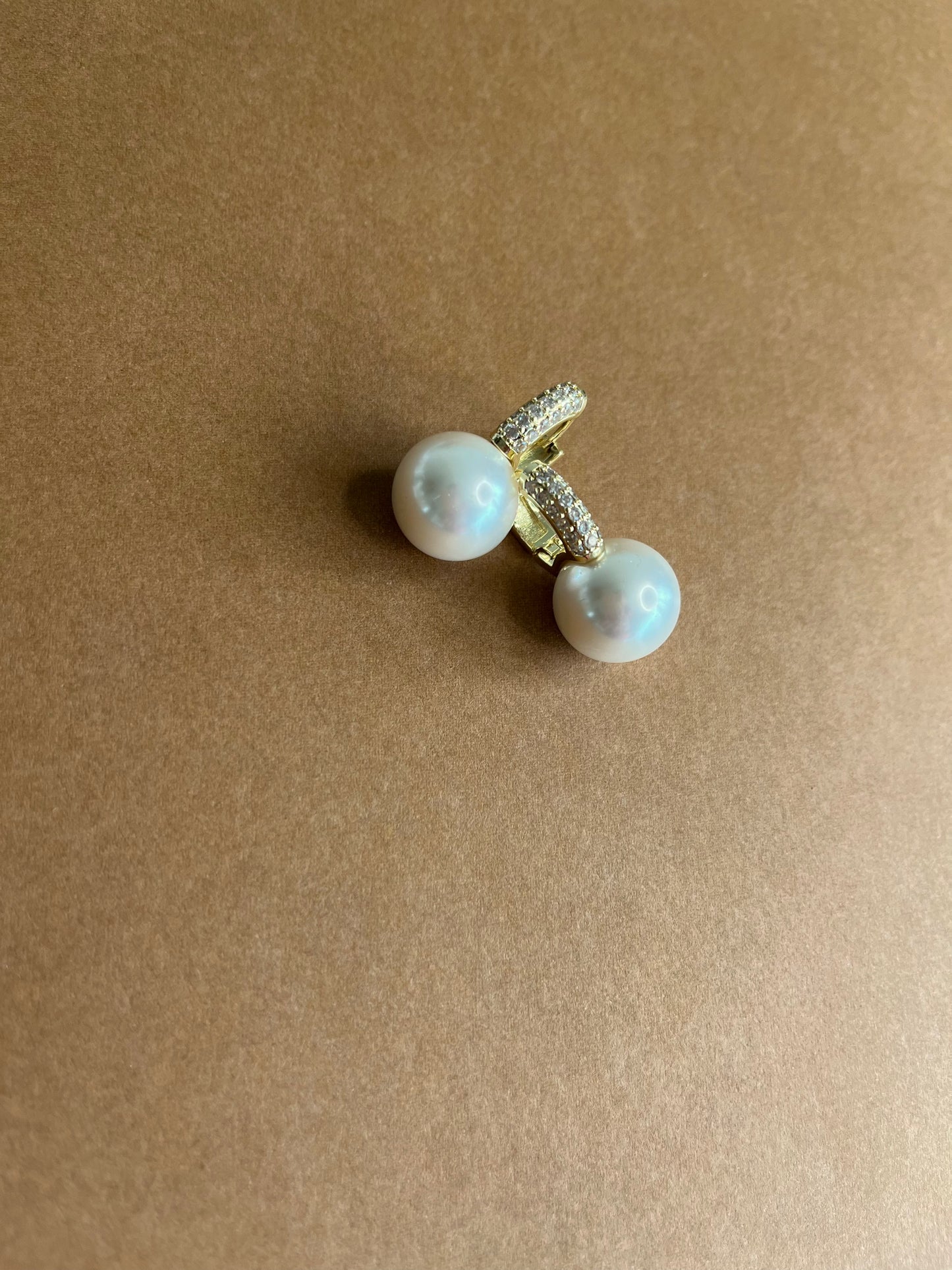 Diamonds meet pearl, shinny and charming earring - Bellemargarita Jewelry