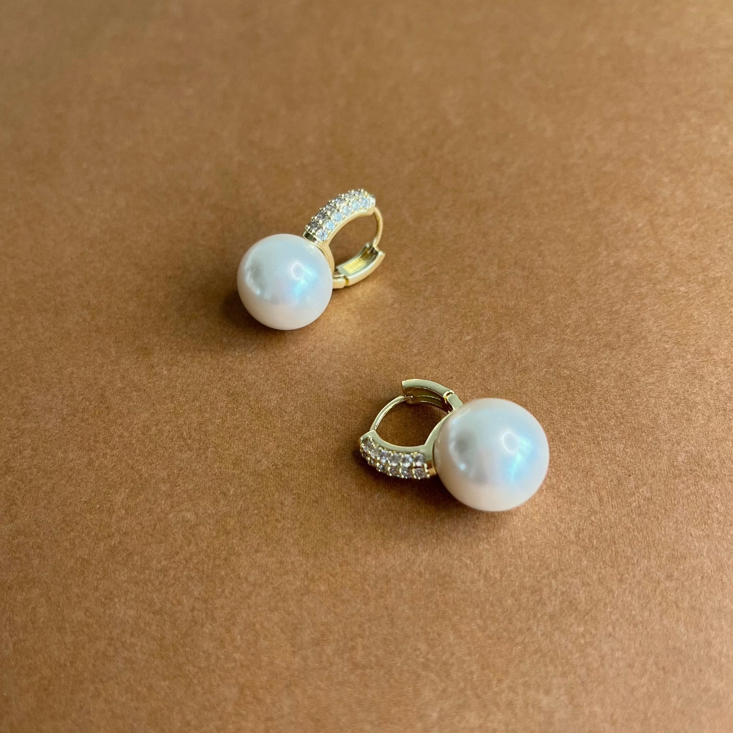 Diamonds meet pearl, shinny and charming earring - Bellemargarita Jewelry