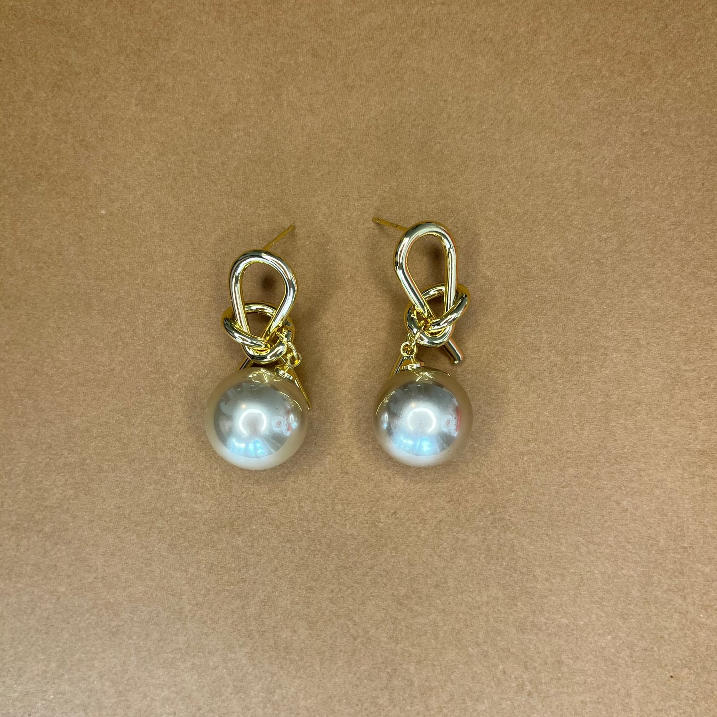 Knot grey pearl earring - Bellemargarita Jewelry