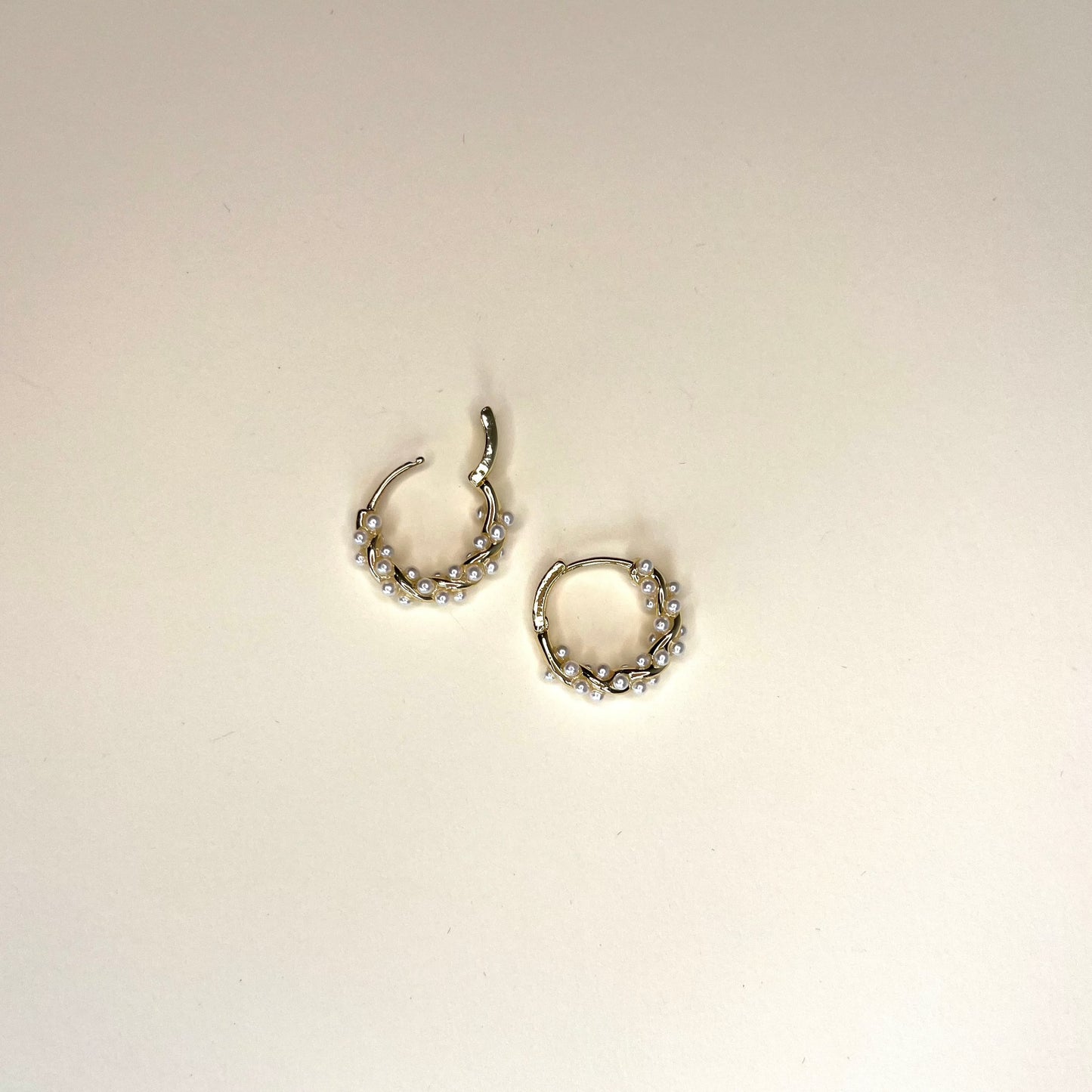 Twisted hoop pearl earring - Bellemargarita Jewelry